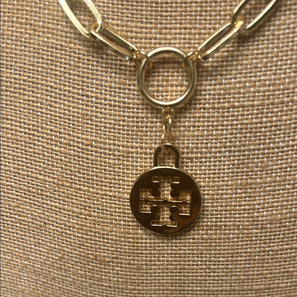 Gold Chain Pendant Necklace - Women's Fashion Jewelry - Picture 4 of 6